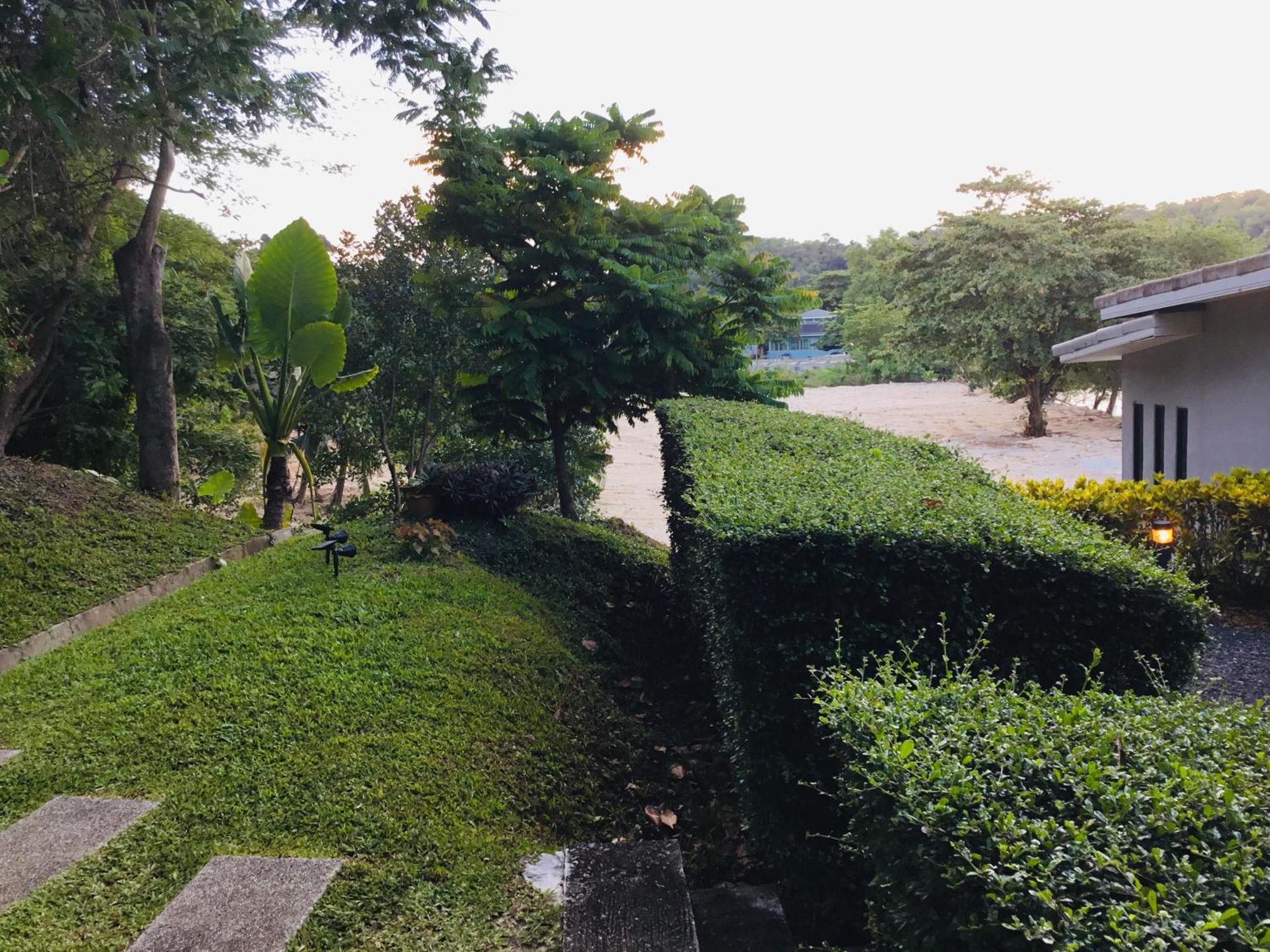 Koh Sirey Beachfront Pool Villa Phuket Bagian luar foto